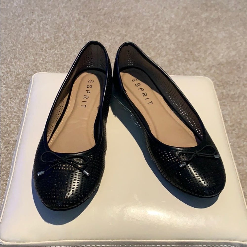 Black vegan leather ballet flats.
